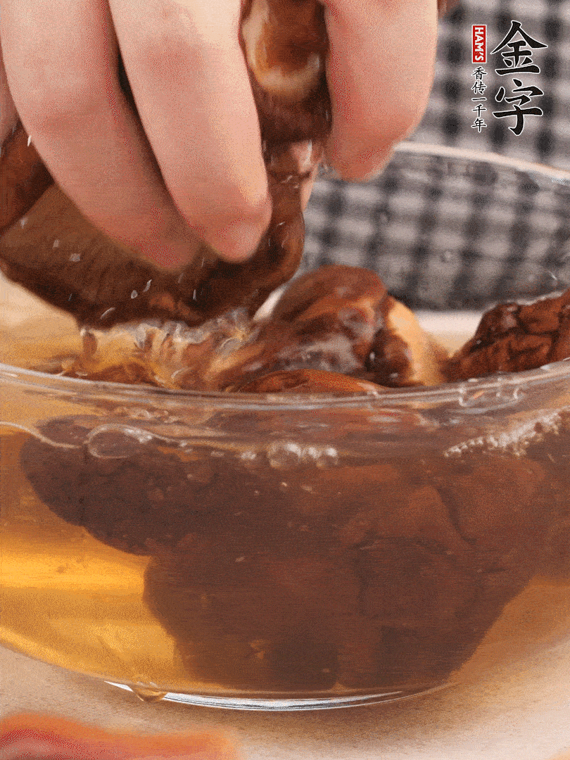 干香菇溫水泡發(fā)，去蒂洗凈切十字。