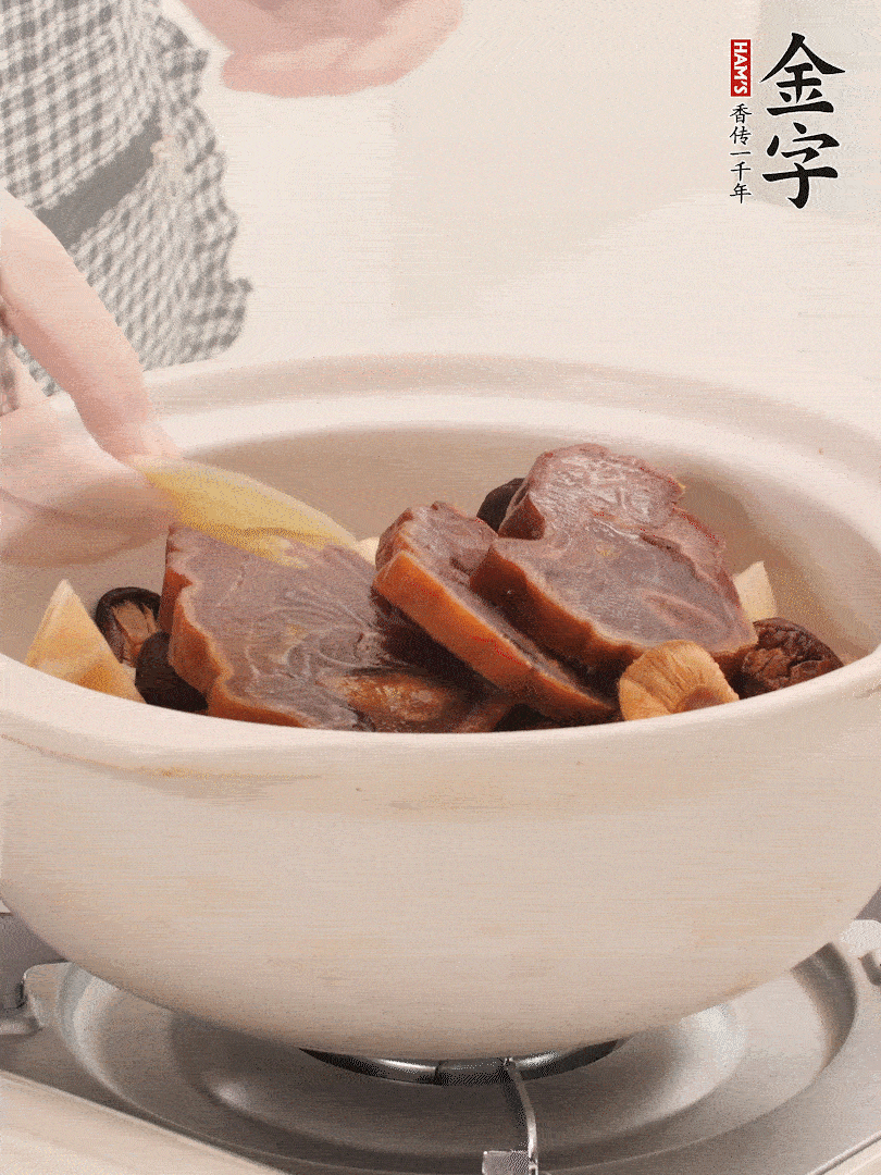 火腿、蓮藕、香菇放入砂鍋，加2片姜片，加水沒過1指。