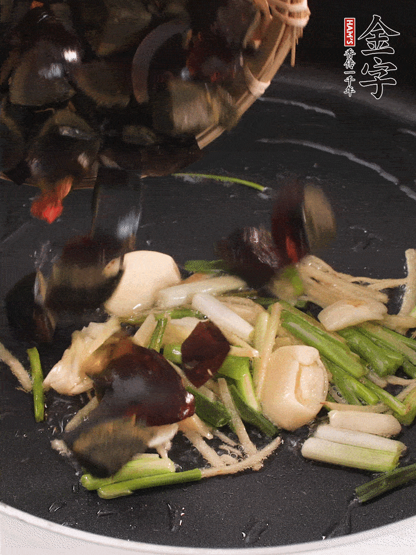 熱油爆香蔥姜，放入皮蛋翻炒至氣泡。