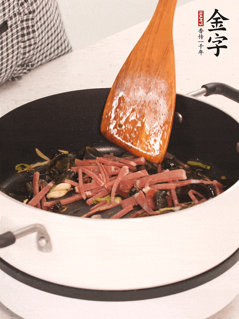 加入火腿煸炒一會(huì)，倒入開(kāi)水燉煮15分鐘。