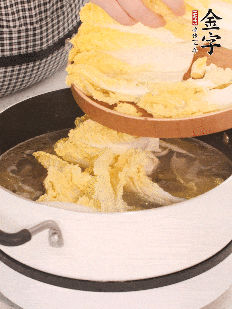 放入娃娃菜、金針菇再燉煮5分鐘。