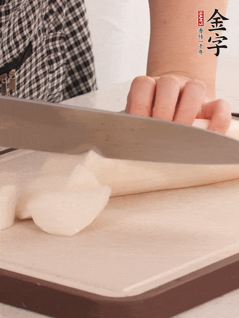 蘿卜切塊，火腿切片。