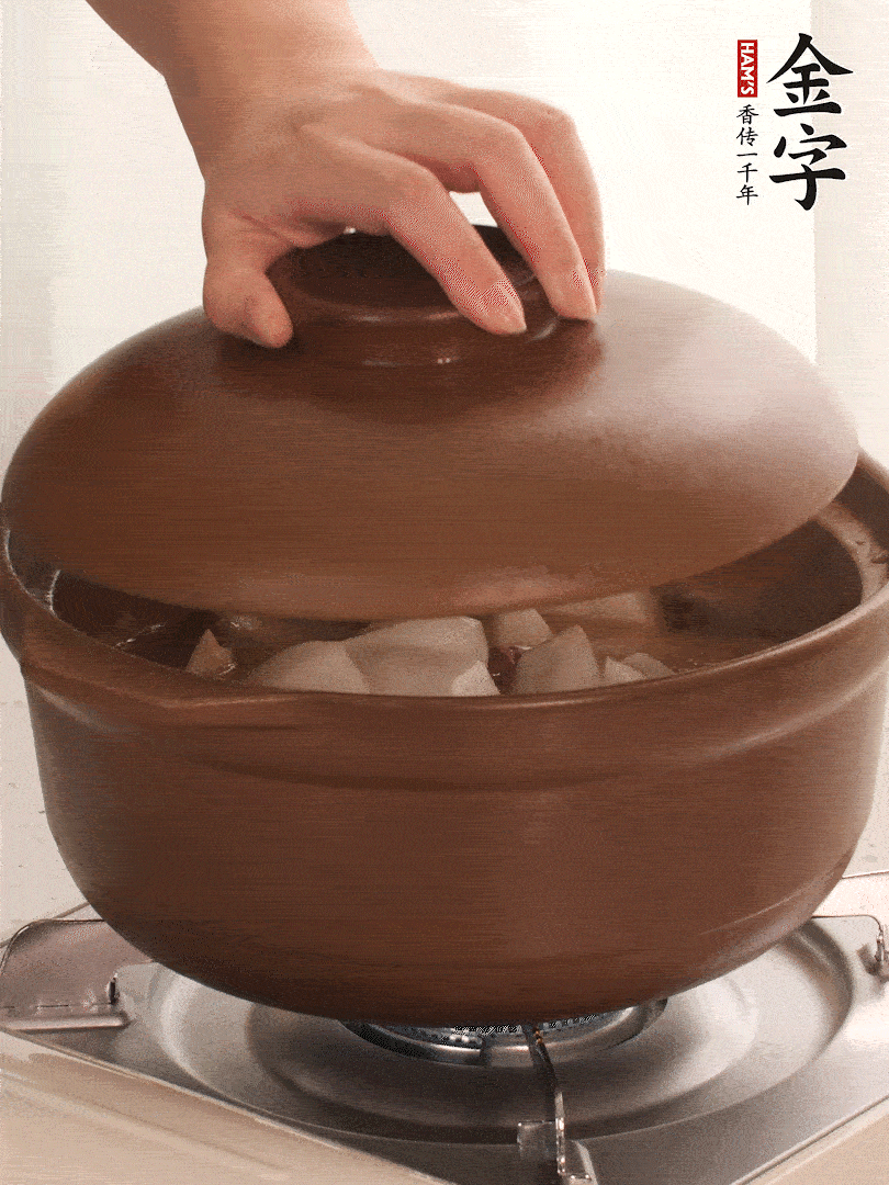 倒沒(méi)過(guò)食材的熱水，大火燒開(kāi)。蓋上蓋子轉(zhuǎn)中小火，燉15-20分鐘。等蘿卜煮到喜歡的軟爛度就可以關(guān)火。