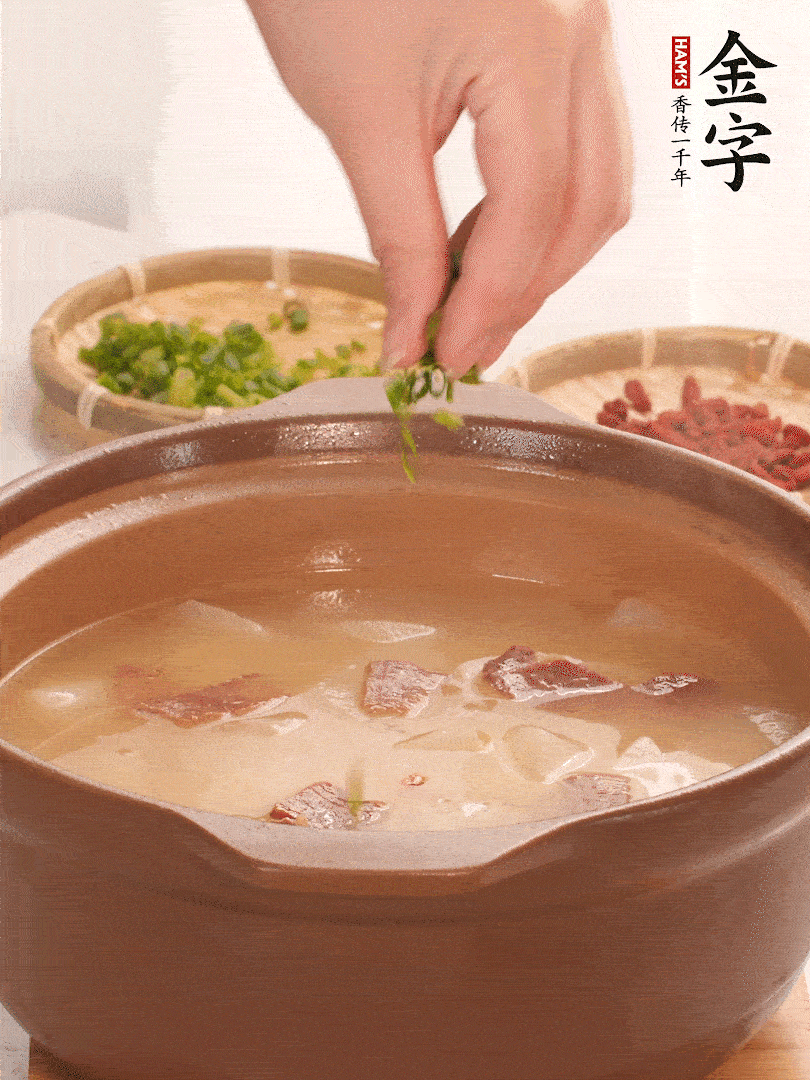 最后點(diǎn)綴點(diǎn)小蔥花、枸杞，增色提味。