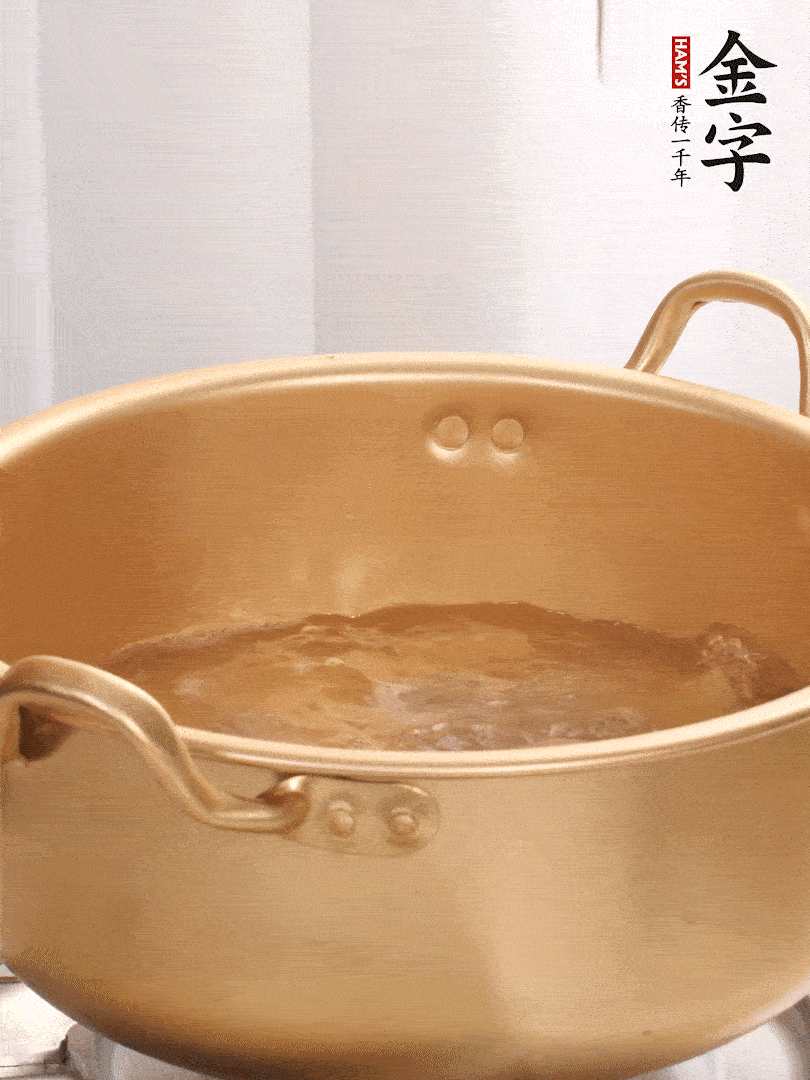 排骨加姜片、料酒，冷水下鍋焯水，撇去浮沫。