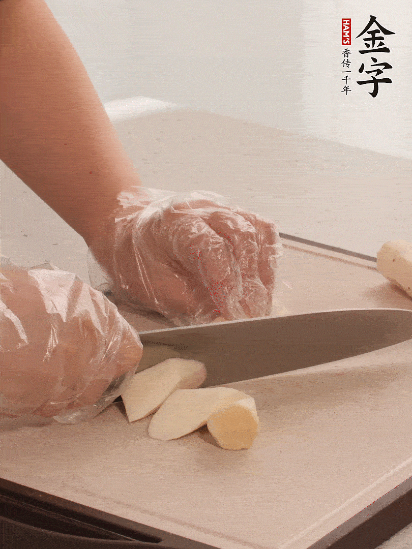 鐵棍山藥洗凈削皮，切斜刀塊。