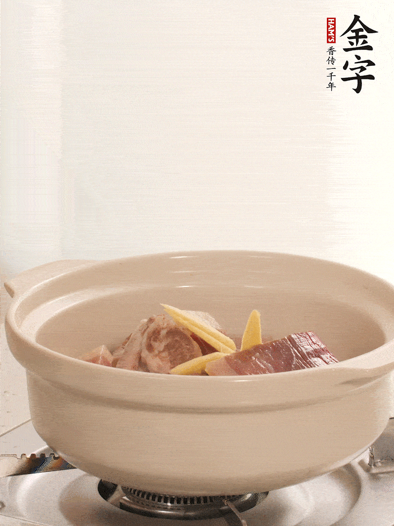 湯鍋放入排骨、火腿、姜，加適量水。煮開后轉(zhuǎn)小火燉40分鐘。