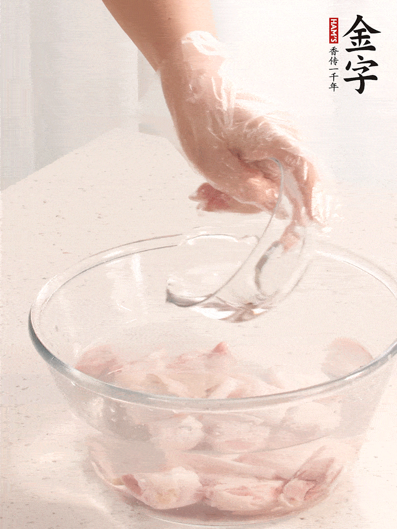 豬蹄除去雜毛、刮去油膩，斬成大塊，冷水浸泡半小時(shí)出血水，冷水下鍋，放入姜片、醋去腥，水燒開大約2分鐘，撈出。（白醋能夠讓豬蹄更白凈）