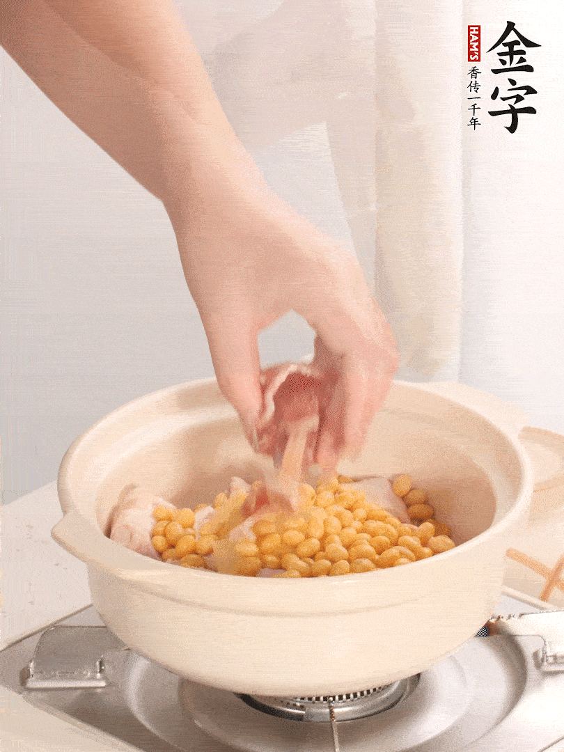 湯鍋放入豬蹄、姜片，加入黃豆、火腿，倒入足量的清水、適量料酒。