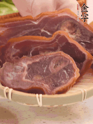 金字火腿蹄片溫水泡10分鐘。