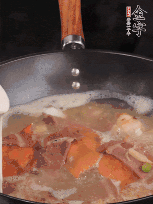 最后用面糊勾芡，燒至收汁，出鍋前撒點蔥段。