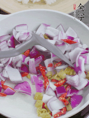 冷鍋熱油，下洋蔥、小米辣、泡椒，炒出香味。