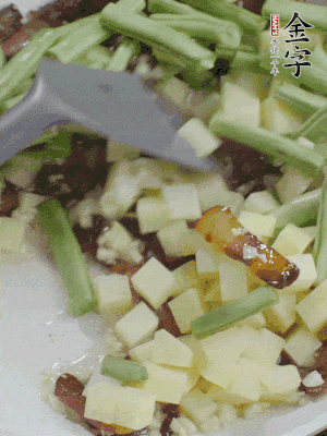 下蒜末、豆角、土豆塊翻炒。