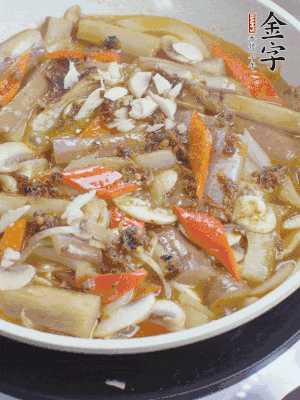 撒蒜末、香菜末。