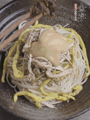 生抽1勺、醋1勺、芝麻醬1勺、金字火腿大師醬1勺。