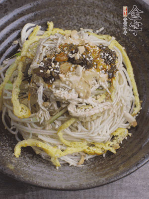 撒上花生碎、白芝麻、蔥花。