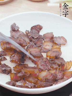 熱鍋少油，醬油肉煸出油脂，盛出。