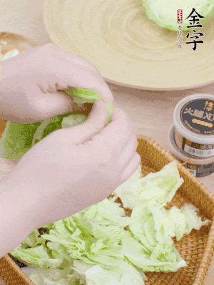 卷心菜掰成小片。