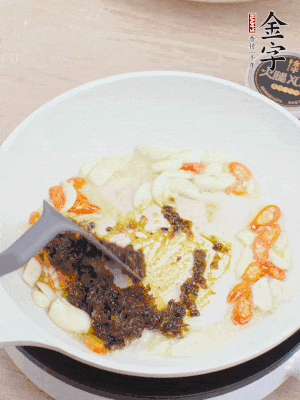 豬油下鍋，爆香蒜片、金字火腿XO醬。