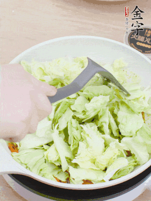 下卷心菜翻炒。