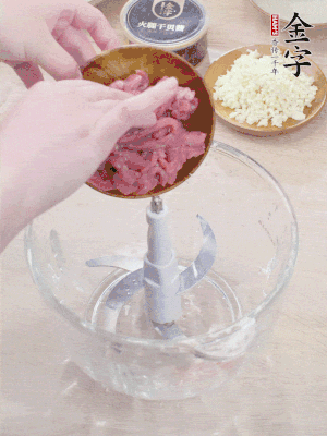 江南野筍干浸泡至軟；豬五花肉切薄片；腐皮改刀切成長(zhǎng)方形。