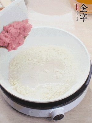 鍋內(nèi)熱油，蒜泥、牛肉泥炒至酥香。