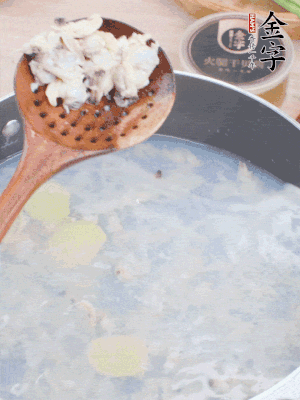 沸水下花蛤肉、姜片、料酒焯水。