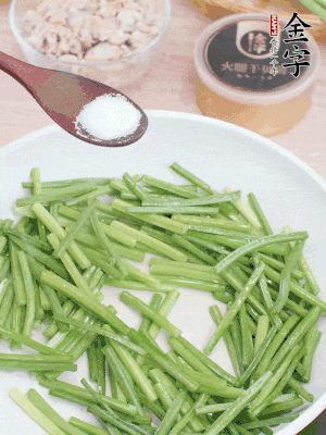 起鍋熱油，下韭菜苔炒至變色。加少許鹽。