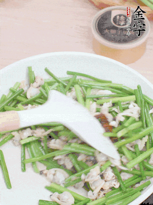 再下花蛤肉、1勺金字火腿干貝醬翻炒攪勻。