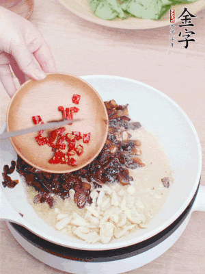 爆香蒜末、小米辣。