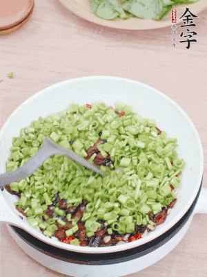 下菜梗翻炒，混合醬油肉。