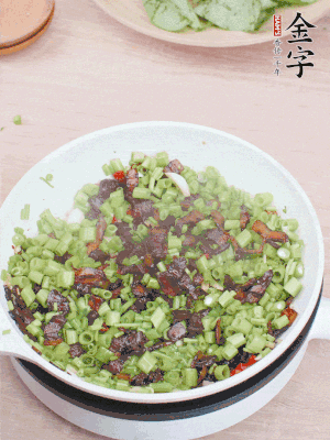 1勺生抽、1勺蠔油、1點(diǎn)點(diǎn)白糖調(diào)味。