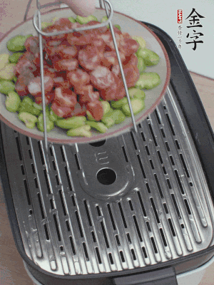 蠶豆鋪底，香腸鋪上，上鍋蒸15分鐘。