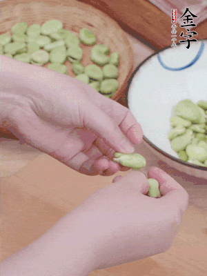 蠶豆剝殼，去掉豆衣，切碎。