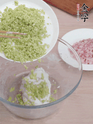 糯米粉邊揉邊加水，成團(tuán)后揉進(jìn)蠶豆、咸肉。