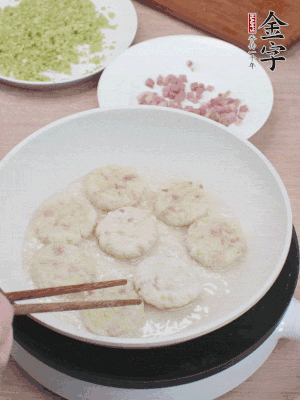 鍋中涼油，慢煎至兩面有脆殼。（油可以多一點(diǎn)）