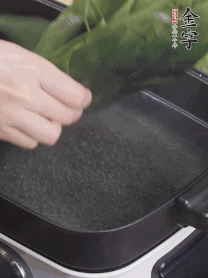 粽葉入沸水煮1分鐘，翻面再煮1分鐘，清洗干凈加水浸泡。