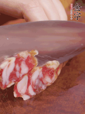 金字香腸斜切成大片。