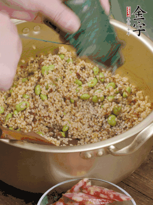 再附一張粽子，一齊向后折疊，線繩捆綁。