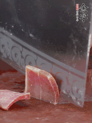 取金字火腿塊150g，切成薄片。生姜切片。