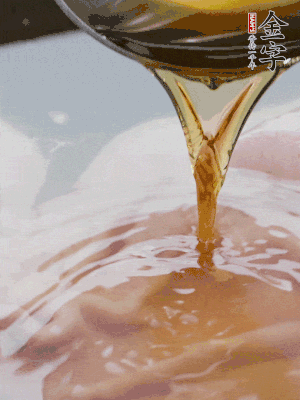 洗凈后冷水下鍋，加黃酒焯水。