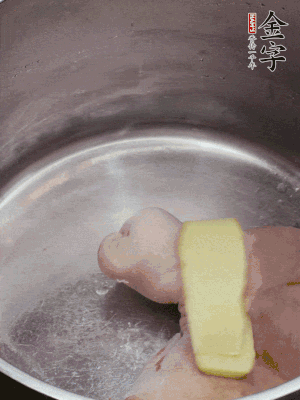 撈出洗凈后，加蔥姜、黃酒二遍焯水。