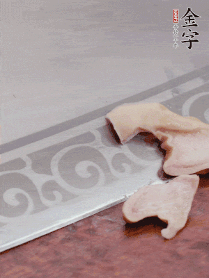 橫向一分為二，均勻切絲。