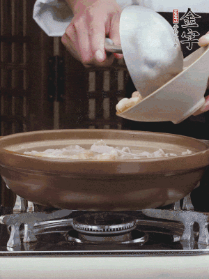 燜煮30分鐘，下花生、紅棗煮5分鐘。（花生提前預(yù)煮15分鐘）