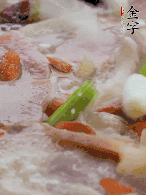 最后下枸杞、蒜白。