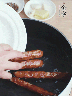 金字香腸水煮15分鐘，撈出切薄片。