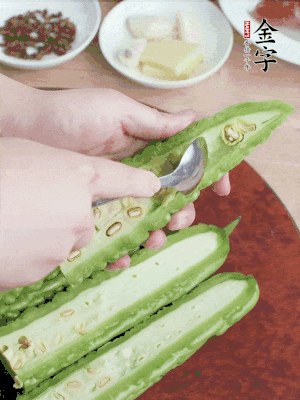 苦瓜去籽切薄片，一點鹽拌勻，10分鐘后沖洗控干。香蔥切蔥花、姜切末、蒜拍碎、干辣椒切圈。