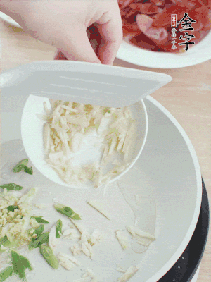 油4成熱，下蔥姜蒜、干辣椒、花椒煸出香味。