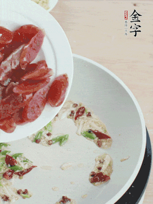 放香腸、苦瓜快速翻炒。