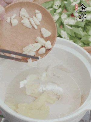 砂煲熱油，姜蒜、辣椒煸香。